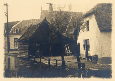 2850 Gezicht op een gedeelte van enkele huizen aan het Zwartewater te Utrecht.00-00-1931-00-00-1931